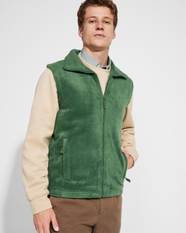 Chaleco polar con cuello alto.