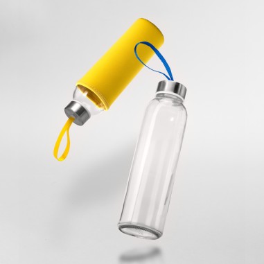 Bidón de cristal con 500 ml de capacidad, y funda realizada con neopreno.