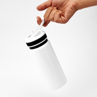 Bidón de aluminio con cuerpo en acabado sólido. Capacidad 680 ml. Tapón con una cómoda boquilla retráctil y asa para