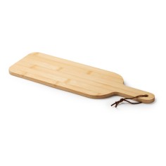 Tabla de cortar de bambú con mango para fácil manejo y cuerda para colgar, perfecta para el uso diario.