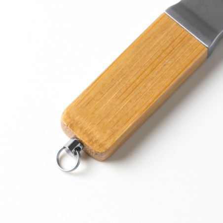 Memoria USB con cuerpo de bambú y capacidad de 16 GB.