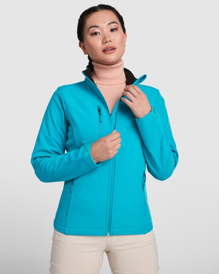 Softshell compuesto de 2 capas con corte entallado.